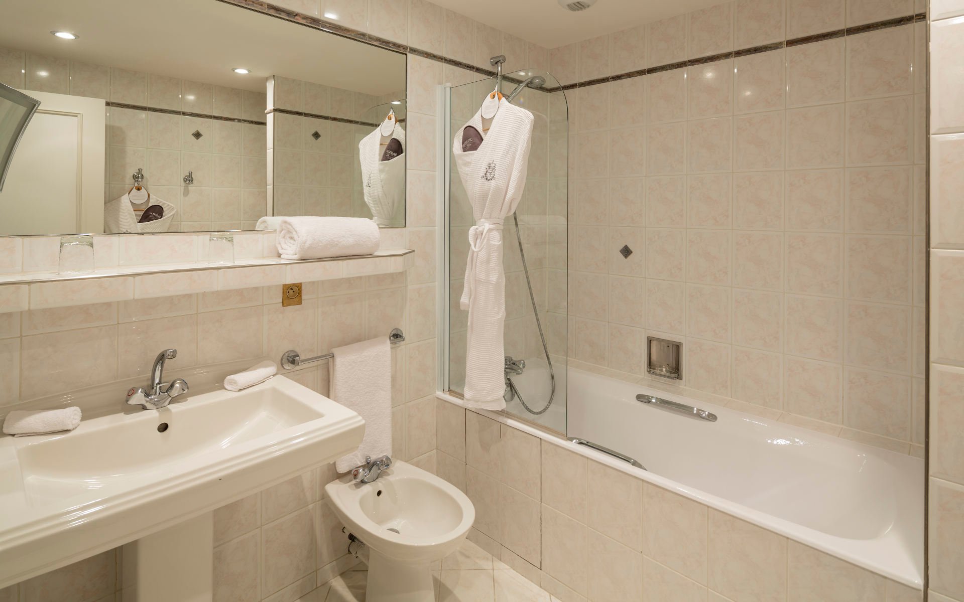 260/Rooms/Classique/Room_Deluxe_Bath_-__Majestic_Hotel-Spa.jpg